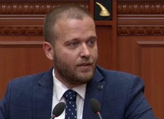 I shkruan emrin mbi një kosh mbeturinash, reagon Ardit Bido: Albin Kurti, ç’punë kanë aktivistët e Vetëvendosjes të më piketojnë?