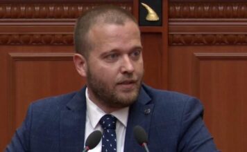 I shkruan emrin mbi një kosh mbeturinash, reagon Ardit Bido: Albin Kurti, ç’punë kanë aktivistët e Vetëvendosjes të më piketojnë?