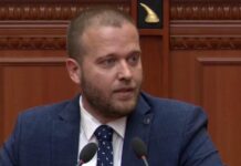 Demokratët me pankarta pro protestës në Kuvend, Bido: Sot u kujtua PD, ku ishit me 30 maj që nuk folët?