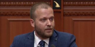 Demokratët me pankarta pro protestës në Kuvend, Bido: Sot u kujtua PD, ku ishit me 30 maj që nuk folët?