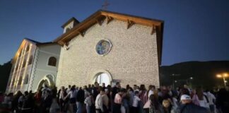 Festa e Shna Ndout, mijëra besimtarë kalojnë natën me lutje në kishën e Laçit