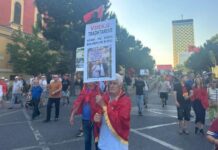 Qytetarët 20 ditë protestë, mblidhen te kryeministra