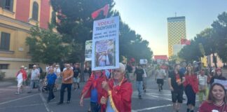 Qytetarët 20 ditë protestë, mblidhen te kryeministra