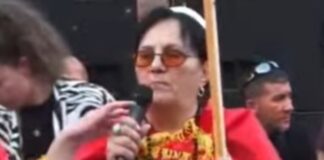 Qytetarja nga protesta: Argita Berisha dhe familja e ish-kryeministrit na kanë marrë pronat në Divjakë! Ne të persekutuarit s’përfituam asgjë nga qeveria e PD