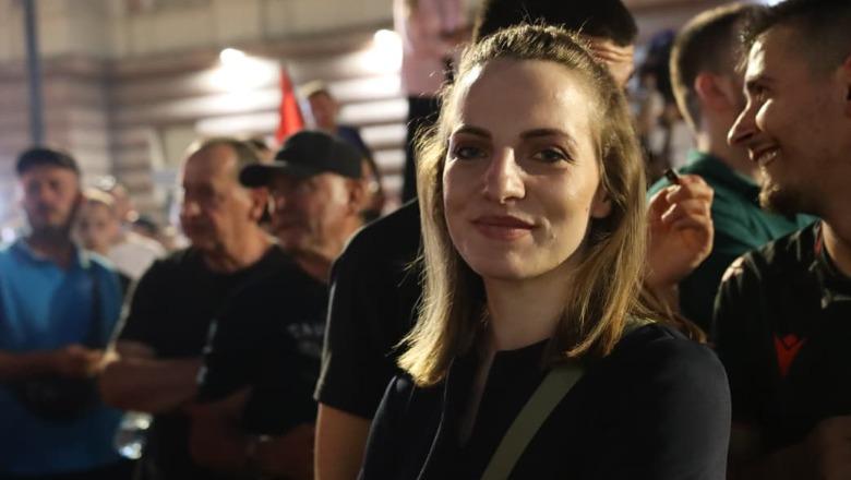 nuk-te-besojme-me-neomalsore-protestuesja-i-drejtohet-kocekut-nese-na-mbeshtet-hajde-ne-shesh-jo-vetem-ne-instagram