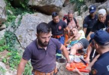 Shpëtohet çifti i bllokuar në Kanionin e Gjipesë, njëri prej turistëve transportohet në spital pas thyerjes së këmbës