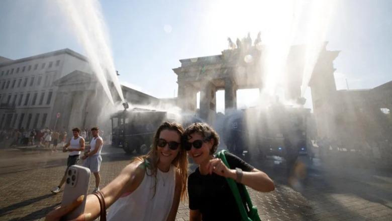 Temperatura tropikale në Europë  qytetet  përpëliten  nën valën e të nxehtit  Termometri shënon mbi 40 gradë Celsius  e diela parashikon stuhi