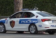 ‘Jam polic’, 22-vjeçari kapet në Tiranë me dokumenta të rreme, në banesë i gjenden fishekë, para dhe medalione të Policisë