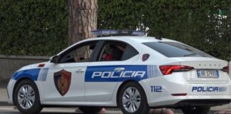 ‘Jam polic’, 22-vjeçari kapet në Tiranë me dokumenta të rreme, në banesë i gjenden fishekë, para dhe medalione të Policisë