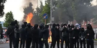 Kaos në Irlandën e Veriut: Pas një sulmi me thikë, persona të maskuar “dogjën” qytetin