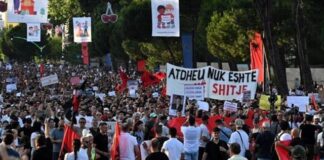 “Shqipëria e Shqiptarëve, Vdekje Tradhëtarëve”: si u rikthye sllogani i Ballit Kombëtar!