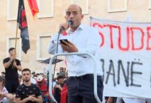 Protesta, sulmohet Komisionerja e BE: U bë Narta, Kos!