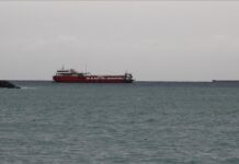 Britania ndalon një anije të “flotës hije” ruse