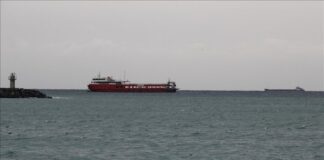 Britania ndalon një anije të “flotës hije” ruse