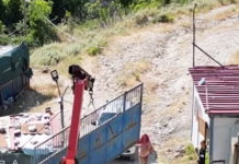 Hiqet dy ditë para protestës, porta e hekurit dhe gardhi që prej vitesh ndalonte hyrjen në plazhin e Kakomesë