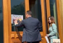 Protesta kërkon Berishën në burg, deputetët e PD-së duan të marrin vëmendje! Vendosin pankarta në hyrje të Kuvendit