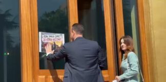 Protesta kërkon Berishën në burg, deputetët e PD-së duan të marrin vëmendje! Vendosin pankarta në hyrje të Kuvendit