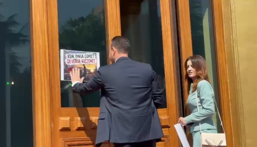 Protesta kërkon Berishën në burg  deputetët e PD së duan të marrin vëmendje  Vendosin pankarta në hyrje të Kuvendit
