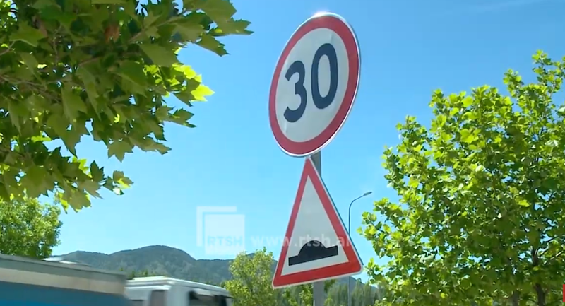 Policët e shtrirë  shoferët kërkojnë shtimin e tyre për të ulur shpejtësinë dhe aksidentet