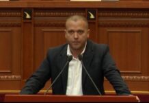 Bido ironizon Muçin: Lëre kolltukun, se nuk ia vlen as zaptimi i oborrit të shkollës “Koto Hoxhi” në Gjirokastër, as aksionet e tua si ndërtues në Arameras