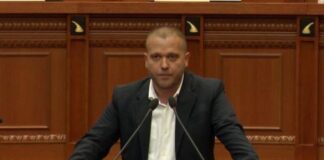 Bido ironizon Muçin: Lëre kolltukun, se nuk ia vlen as zaptimi i oborrit të shkollës “Koto Hoxhi” në Gjirokastër, as aksionet e tua si ndërtues në Arameras
