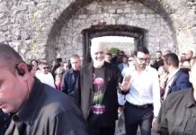 FOTO-LAJM/ Rama në Shkodër për 35-vjetorin e PS me bluzë me flamingo, simboli i protestës për Zvërnecin