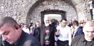 FOTO-LAJM/ Rama në Shkodër për 35-vjetorin e PS me bluzë me flamingo, simboli i protestës për Zvërnecin