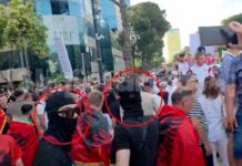 Dikush po mbledh karta identiteti për një peticion të jashtëligjshëm, tensione në protestë! Të pranishëm persona të maskuar me kapuçë