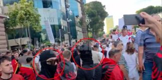 Dikush po mbledh karta identiteti për një peticion të jashtëligjshëm, tensione në protestë! Të pranishëm persona të maskuar me kapuçë