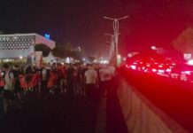 FOTO/ Protesta e 15-të për ‘Zvërnecin’, qytetarët bllokuan autostradën Tiranë-Durrës dhe rrugën e Rinasit! Policia shpërndau turmën pranë aeroportit