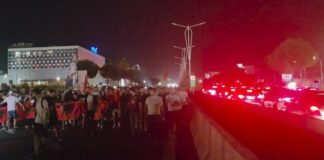 FOTO/ Protesta e 15-të për ‘Zvërnecin’, qytetarët bllokuan autostradën Tiranë-Durrës dhe rrugën e Rinasit! Policia shpërndau turmën pranë aeroportit