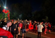 “Mashtruese, s’keni turp, llum” – organizatorët e protestave degradojnë në akuza ndaj njëri-tjetrit