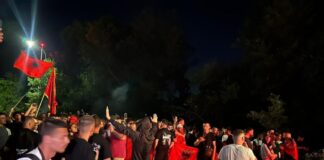 “Mashtruese, s’keni turp, llum” – organizatorët e protestave degradojnë në akuza ndaj njëri-tjetrit