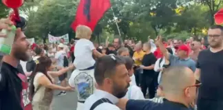 “Rama n’burg, Berisha n’burg”, protestuesit përplasen verbalisht me mbështetës të PD-së pranë selisë blu