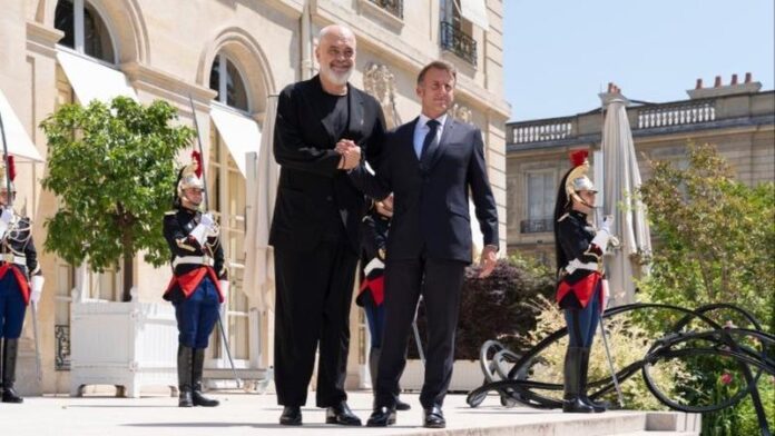 -800-0-1782198136x1782197877-ediramaemmanuelmacron-978