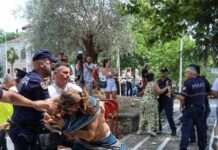 Shansi i humbur i opozitës së selfieve për t’u bërë mur mes policisë dhe protestuesve