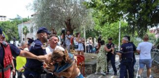 Shansi i humbur i opozitës së selfieve për t’u bërë mur mes policisë dhe protestuesve