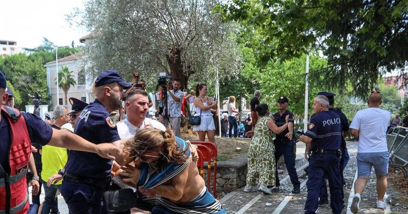 shansi-i-humbur-i-opozites-se-selfieve-per-t-u-bere-mur-mes-policise-dhe-protestuesve