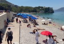 Vlora mbushet me turistë: Fundjavë e nxehtë në bregdet. Det, kuzhinë dhe mikpritje