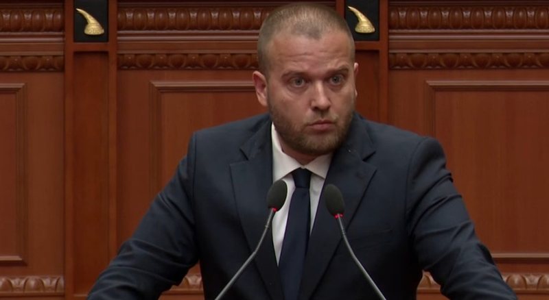 beni-teater-me-zverneci-deputeti-socialist-sulmon-opoziten-nuk-folet-kur-duhej-dolet-per-show