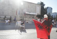 Protesta qytetare në Tiranë, një grup protestuesish kaluan natën përpara Kryeministrisë
