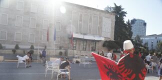 Protesta qytetare në Tiranë, një grup protestuesish kaluan natën përpara Kryeministrisë