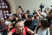 VIDEO/ Tensione te Universiteti Politeknik, protestuesit përplasen me rojet për banderolën