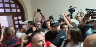 VIDEO/ Tensione te Universiteti Politeknik, protestuesit përplasen me rojet për banderolën