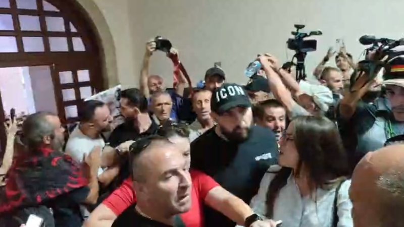 VIDEO  Tensione te Universiteti Politeknik  protestuesit përplasen me rojet për banderolën
