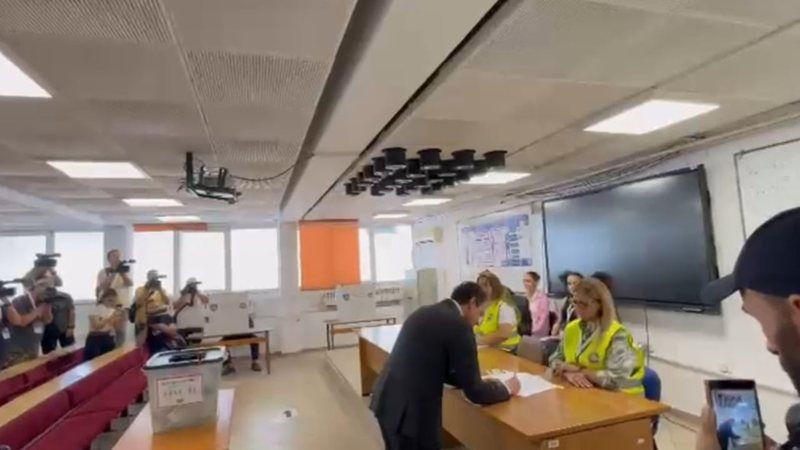 Kurti voton në zgjedhjet parlamentare  thirrje qytetarëve  Sot vendosin ata që votojnë  ushtroni të drejtën tuaj