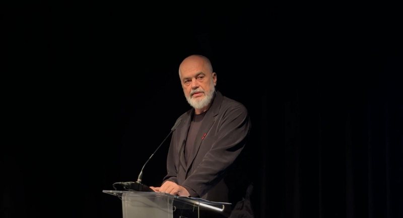 Jemi në luftë digjitale   Ky ishte mesazhi i kryeministrit Edi Rama në një mbledhje me drejtuesit politikë socialistë të 12 qarqeve në gjithë Shqipërinë 