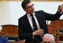 Përplasje në Kuvend, Pirro Vengu i përgjigjet Berishës: Jam krenar që kam prejardhjen suljote, vlonjatët s’kanë nevojë të marrin lejë nga ju