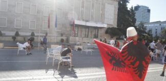 Demonstruesit të mos imitojnë Sali Berishën, por studentët e Dhjetorit: Atyre iu mjaftuan vetëm katër ditë për të fituar