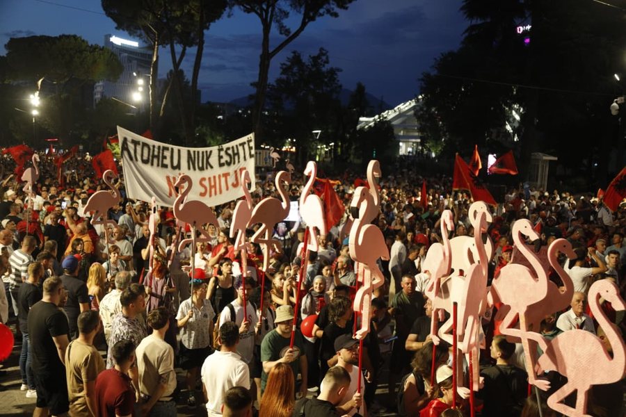 Populizmi  konglomerati  socialistët  hija që i vjen vërdallë dhe karagjozllëku i protestës